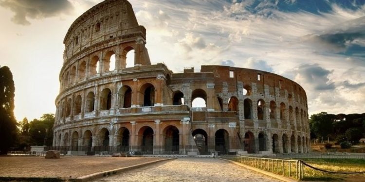 Tariki Kolezyum'a bira içmek için giren ABD'li turistlere 800 Euro ceza