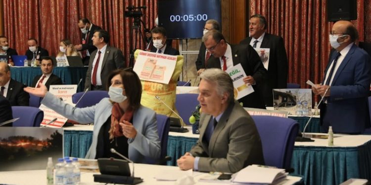 Tarım Bakanı Pakdemirli’ye gübreli limonlu karşılama