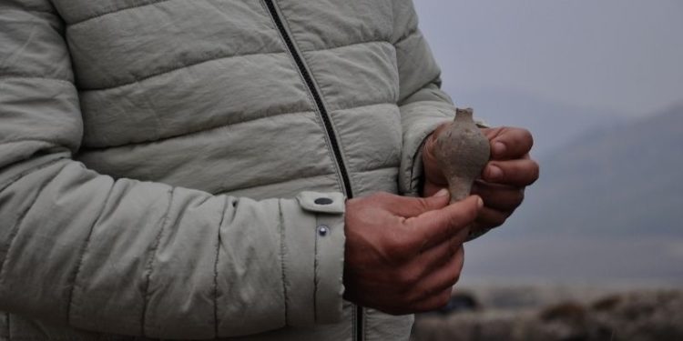 Taşlıgeçit Höyüğü'nde Roma dönemine ait parfüm şişesi bulundu