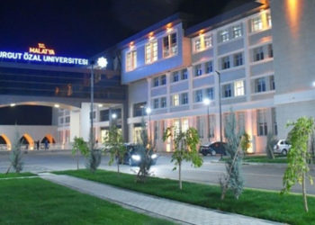 Temizlik görevlisi olarak girdiği bölümde öğretim görevlisi oldu