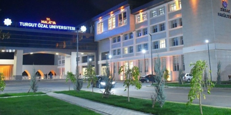 Temizlik görevlisi olarak girdiği bölümde öğretim görevlisi oldu