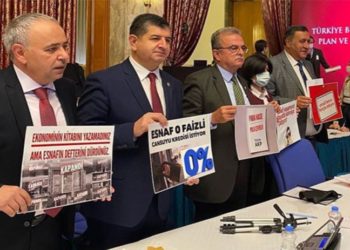 Ticaret Bakanlığı bütçe görüşmelerinde CHP’den pankartlı tepki: Esnaf, borcunu borçla ödüyor