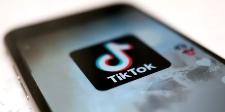TikTok’ta gördüğü ‘yardıma ihtiyacım var’ işaretini yapan kız çocuğu kurtarıldı