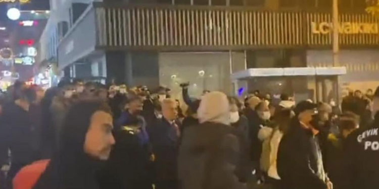 Trabzon ve Sinop'ta sokağa çıkan vatandaşlar 'hükümet istifa' sloganı attı