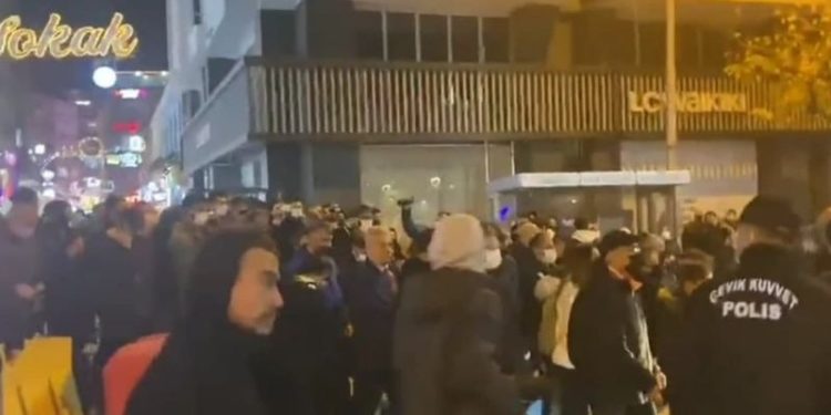 Trabzon'da halk sokağa döküldü: 'Hükümet istifa'