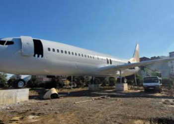 Trabzon'da pistten çıkan uçak, 'pide salonu'na dönüştürüleceği yeni yerine yerleştirildi