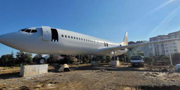 Trabzon'da pistten çıkan uçak, 'pide salonu'na dönüştürüleceği yeni yerine yerleştirildi