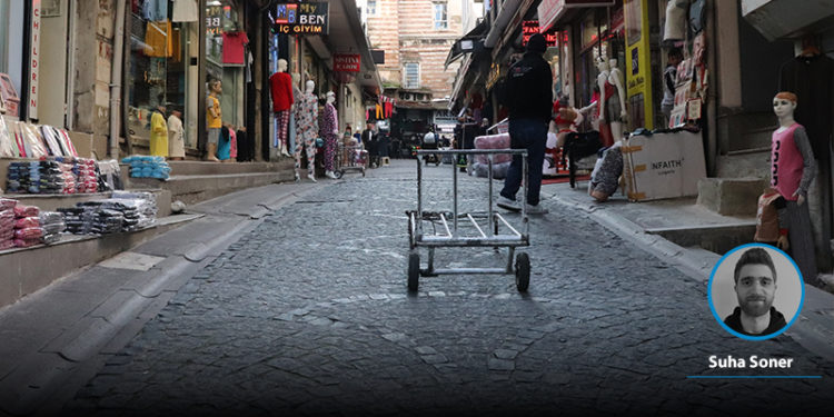 Türk Lirası eriyor, vatandaşın alım gücü günden güne düşüyor; belirsizlikten şikâyetçi esnaf ve tüccar gelişmeleri değerlendirdi: Kimse mutlu değil, zarar etmezsek seviniyoruz