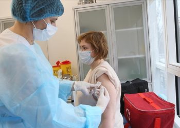 Ukrayna'da Covid-19 aşısı yaptırmayan memur ve öğretmenler işten uzaklaştırılacak