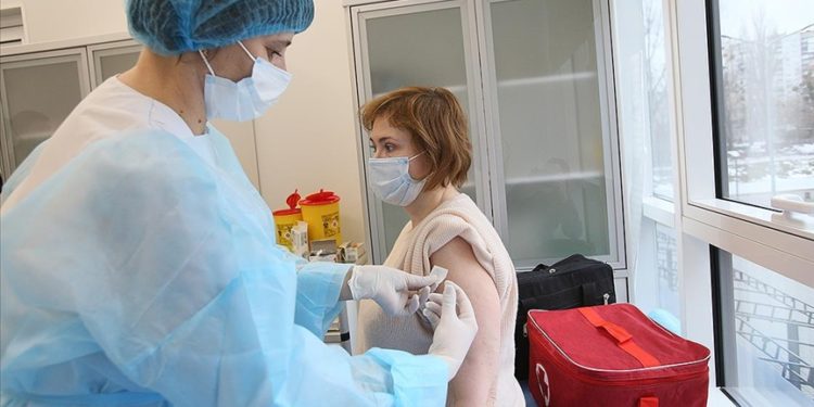 Ukrayna'da Covid-19 aşısı yaptırmayan memur ve öğretmenler işten uzaklaştırılacak