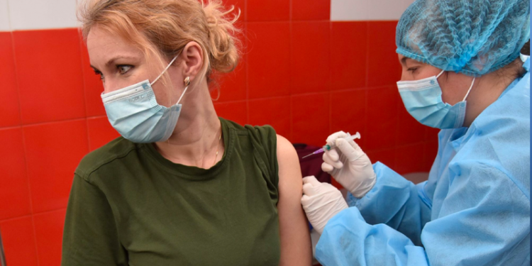 Ukrayna'da iki doz Covid-19 aşısı olanlara ödeme yapılacak