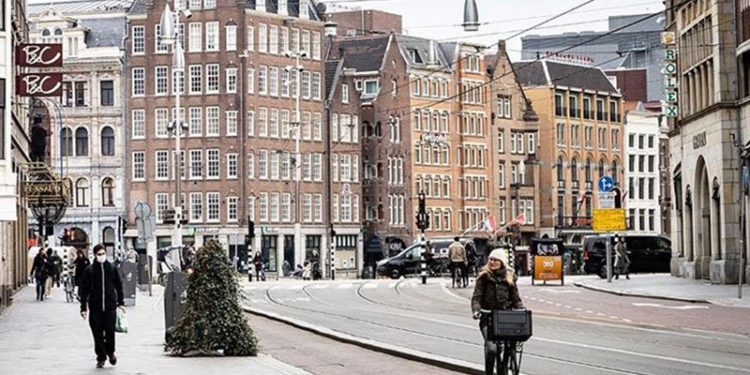 Vaka sayılarında rekor, Hollanda 'kısmi' olarak kapanıyor