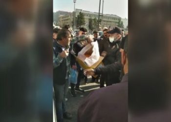 Vanlı yurttaş elinde megafonla sokakta ‘her gün’ diye isyan etti, gözaltına alındı