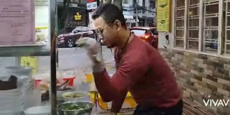 Vietnam'da Nusret Gökçe'yi taklit eden noodle satıcısı polis merkezine çağrıldı