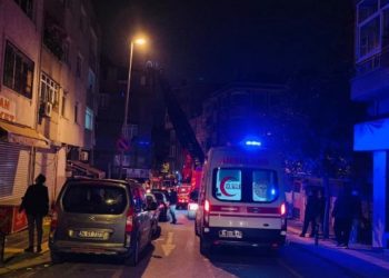 Yangında mahsur kalan 3 kişi 4. kattan atladı