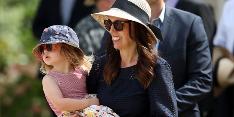 Yeni Zelanda Başbakanı’nın ‘ulusa sesleniş’ konuşmasını üç yaşındaki kızı böldü