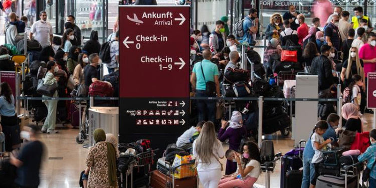 Yeni varyant alarmı: Güney Afrika'ya uçuşlar sınırlandırılıyor