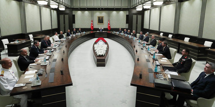 Yeni Şafak yazarı: Bugüne kadarki MGK bildirilerinde 'ekonomi' meselesinin bu şekilde ele alındığına rastlamamıştım