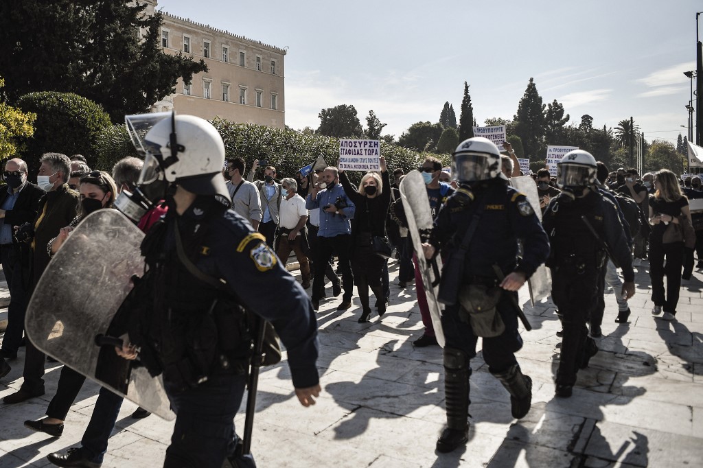 Yunanistan’da itfaiyecilerle polis çatıştı