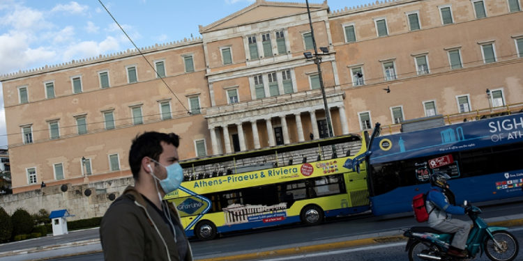 Yunanistan'da aşısızların kapalı alanlara girmesi yasaklandı