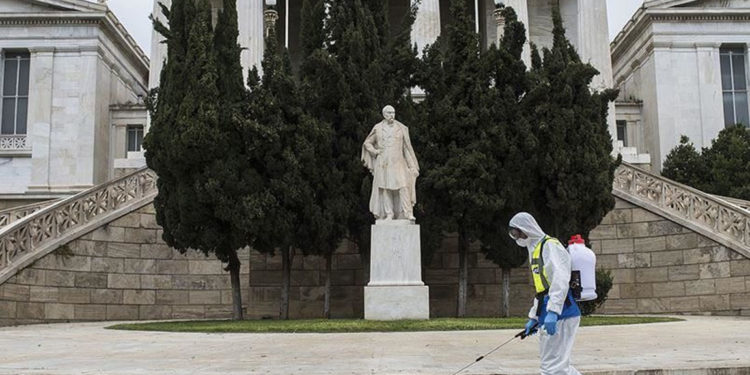 Yunanistan'da günlük Covid-19 vaka sayısında yeni rekor