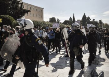 Yunanistan’da itfaiyecilerle polis çatıştı