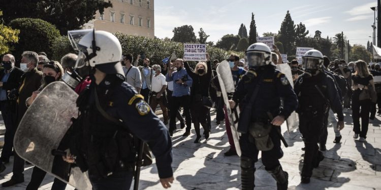 Yunanistan’da itfaiyecilerle polis çatıştı