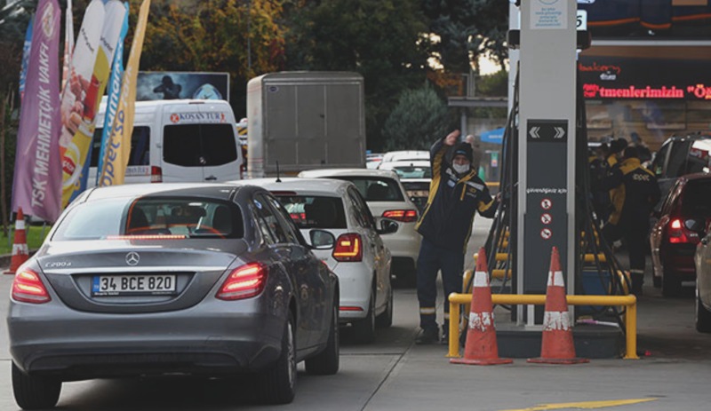 Zam öncesi benzin istasyonlarında kuyruk