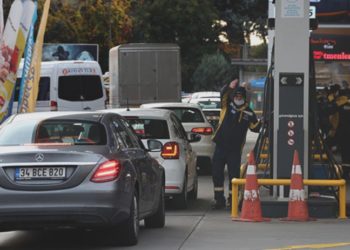 Zam öncesi benzin istasyonlarında kuyruk