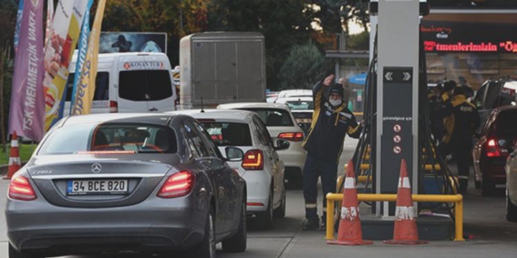 Zam öncesi benzin istasyonlarında kuyruk