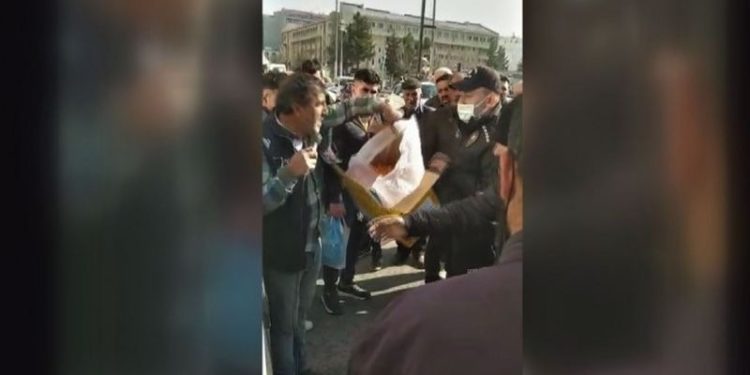 Zamlara tepki gösterip AKP'li vekili markete alışverişe davet eden esnaf gözaltına alındı