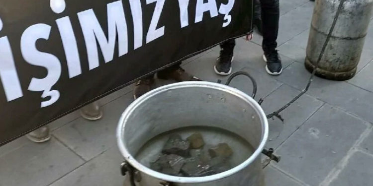 Zamları protesto için kazanda taş kaynattılar: "Değişim olmazsa, aşımız taş, işimiz yaş"