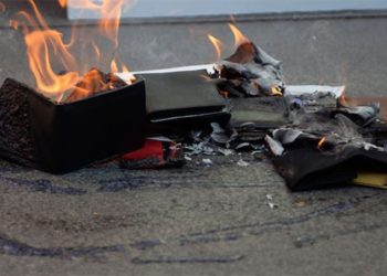 Zamları ve yaşam pahalılığını protesto memurlar 'cüzdanlarını yaktılar'