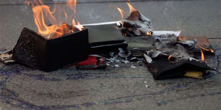 Zamları ve yaşam pahalılığını protesto memurlar 'cüzdanlarını yaktılar'