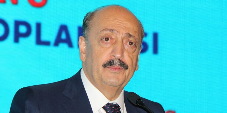 Çalışma Bakanı Vedat Bilgin, AKP MKYK üyelerine asgari ücret sunumu yaptı