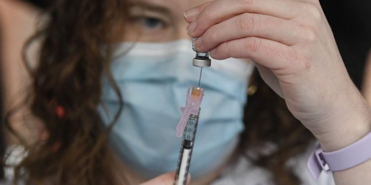 Çekya'da aşısızlara kamusal etkinlik ve kurumlara giriş yasağı