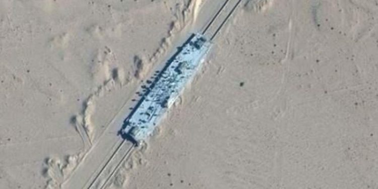 Çin, çölde ABD uçak gemisi ve destroyeri maketi inşa etmekle ne amaçlıyor?