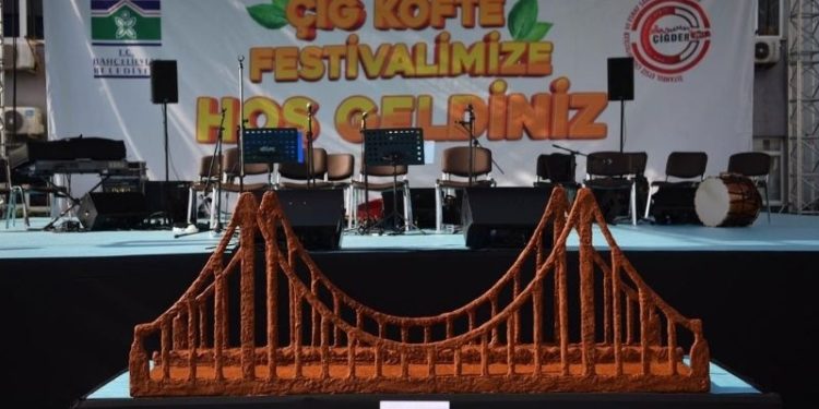 Çiğ köfteden 'Çanakkale Köprüsü' ilgi odağı oldu