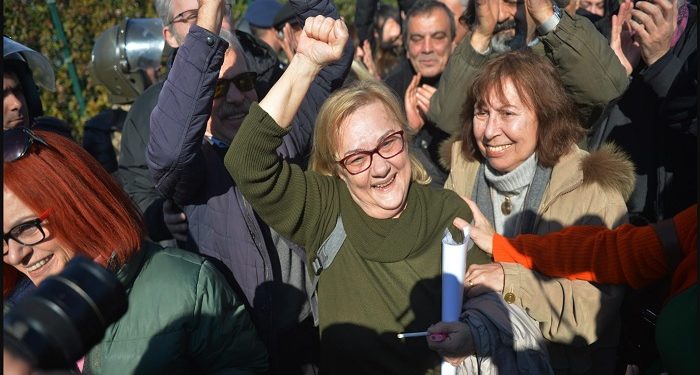 Çıplak arama davasında kadın polis hakkında yakalama kararı