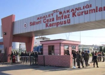 Çıplak aramaya maruz kalan kadın sinir krizi geçirip bayıldı