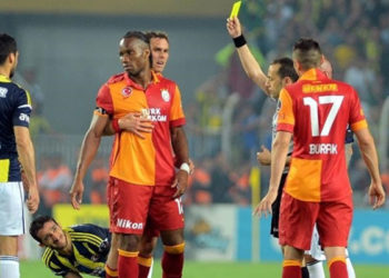 İki ezeli rakibin derbilerinde kartlar havada uçuştu