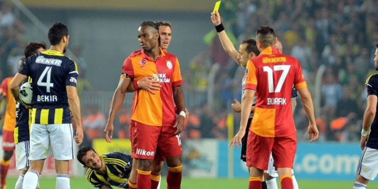 İki ezeli rakibin derbilerinde kartlar havada uçuştu