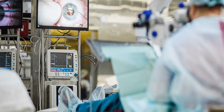 İlk kez bir hastaya dijital 3D baskılı protez göz takıldı
