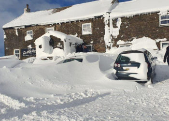 İngiltere'de 61 kişi, kar nedeniyle kapanan barda 3 gündür mahsur