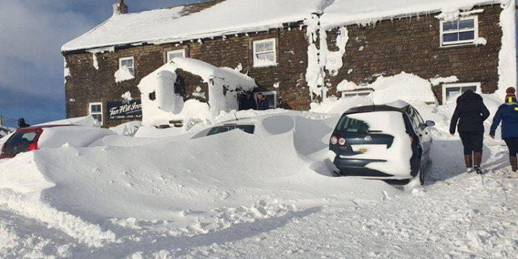 İngiltere'de 61 kişi, kar nedeniyle kapanan barda 3 gündür mahsur
