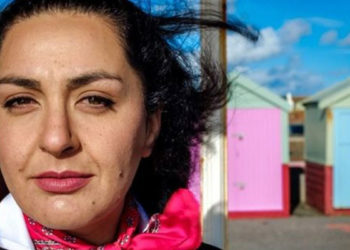 İngiltere'de bir öğretmen, Taliban'a rağmen Afganistan'daki kız çocuklarına internetten eğitim veren bir okul açtı