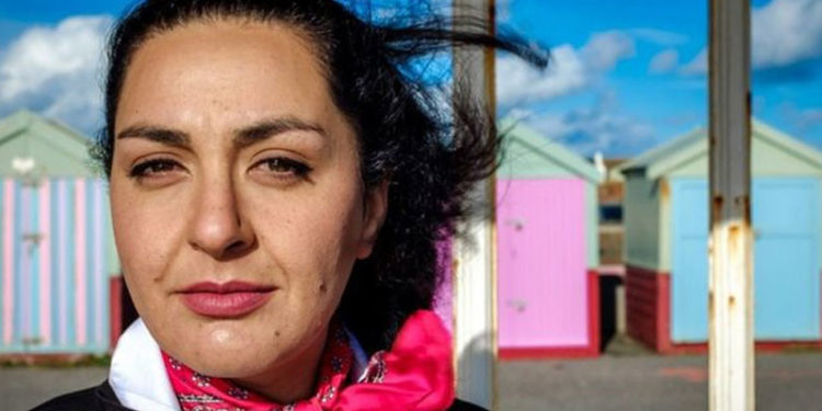 İngiltere'de bir öğretmen, Taliban'a rağmen Afganistan'daki kız çocuklarına internetten eğitim veren bir okul açtı