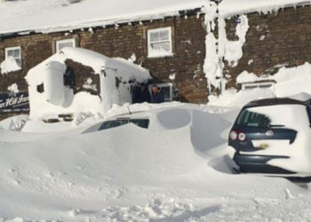 İngiltere'de kar fırtınası nedeniyle 61 kişi, üç gündür bir pubda mahsur