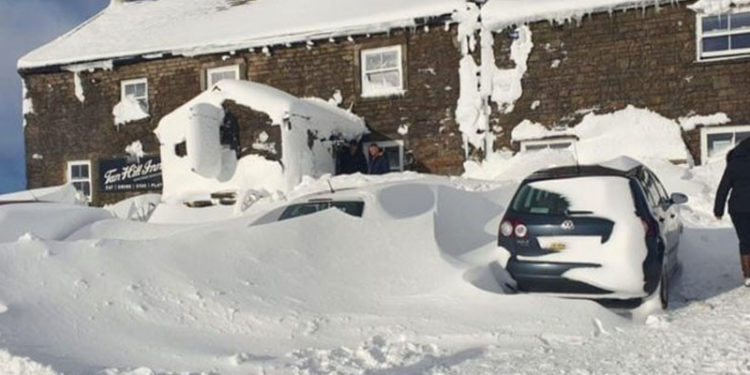 İngiltere'de kar fırtınası nedeniyle 61 kişi, üç gündür bir pubda mahsur