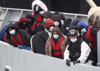 İngiltere'ye gitmeye çalışan göçmen botu Manş Denizi'nde battı; 27'den fazla kişi hayatını kaybetti